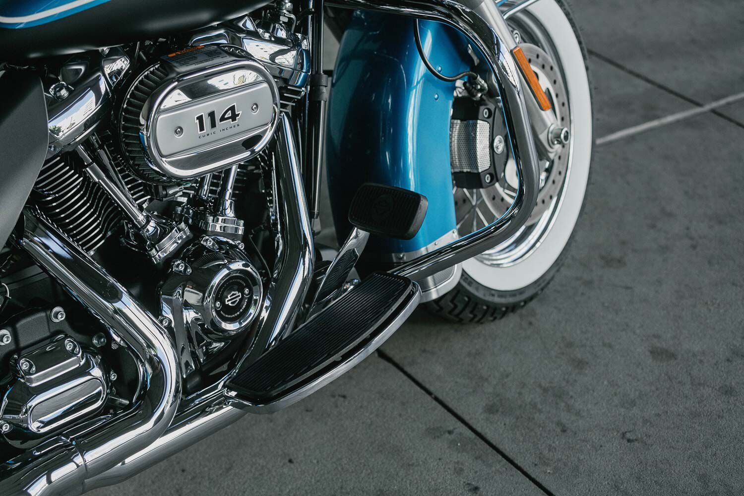 Large floorboards and brake pedal also lend themselves to the classic appearance.