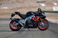Comparison Test: 2016 Kawasaki Ninja ZX-10R, Aprilia RSV4 RR