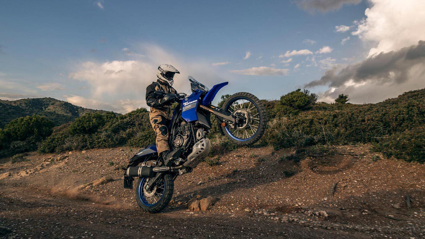 More suspension travel with full adjustability, a slimmer fuel tank, rally seat, and a high front fender set the Extreme Edition apart from other Ténéré 700 models.
