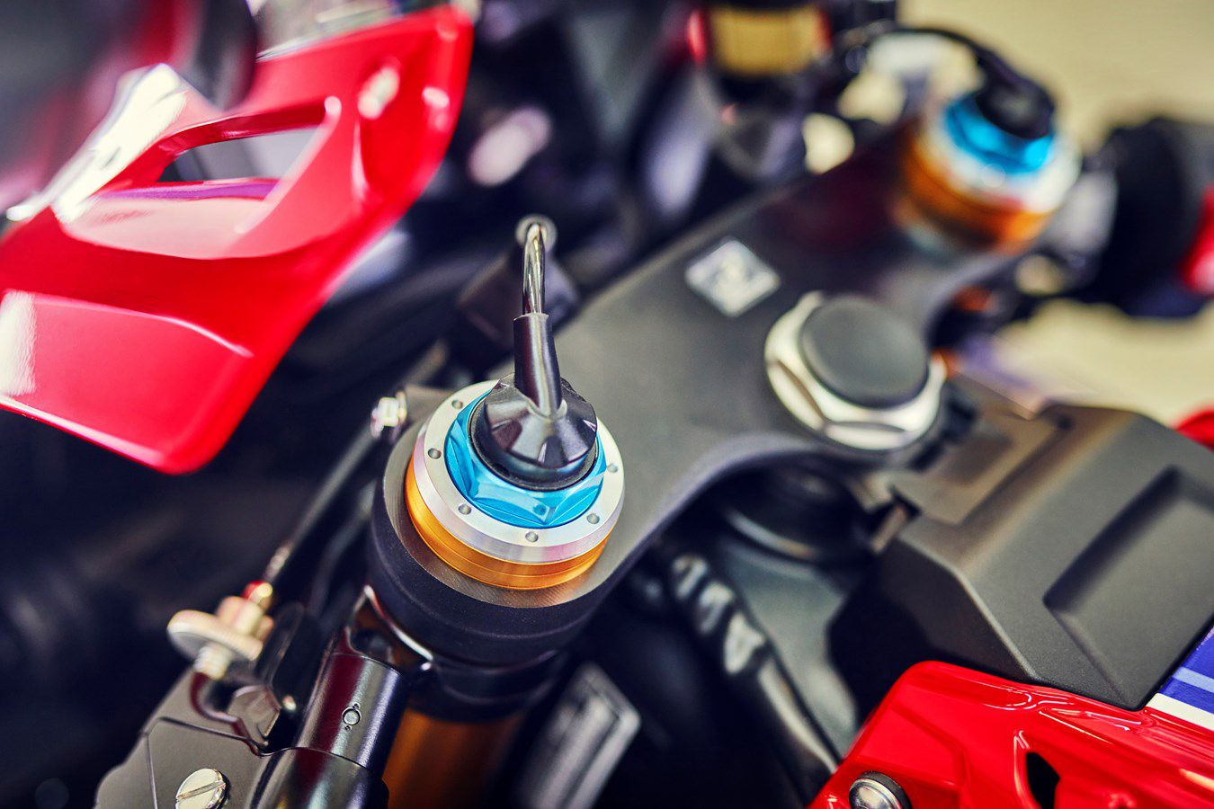 Third-gen Öhlins S-EC3.0 electronic suspension is used.