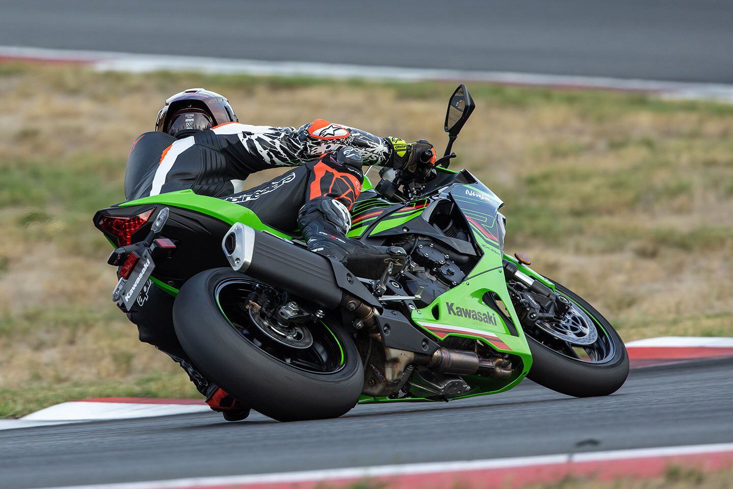 Just visible is the ZX-6R’s new header pipe, one of a handful of changes intended to help the bike meet Euro 5 emissions standards. Additional changes include new camshafts and updated intake funnels.