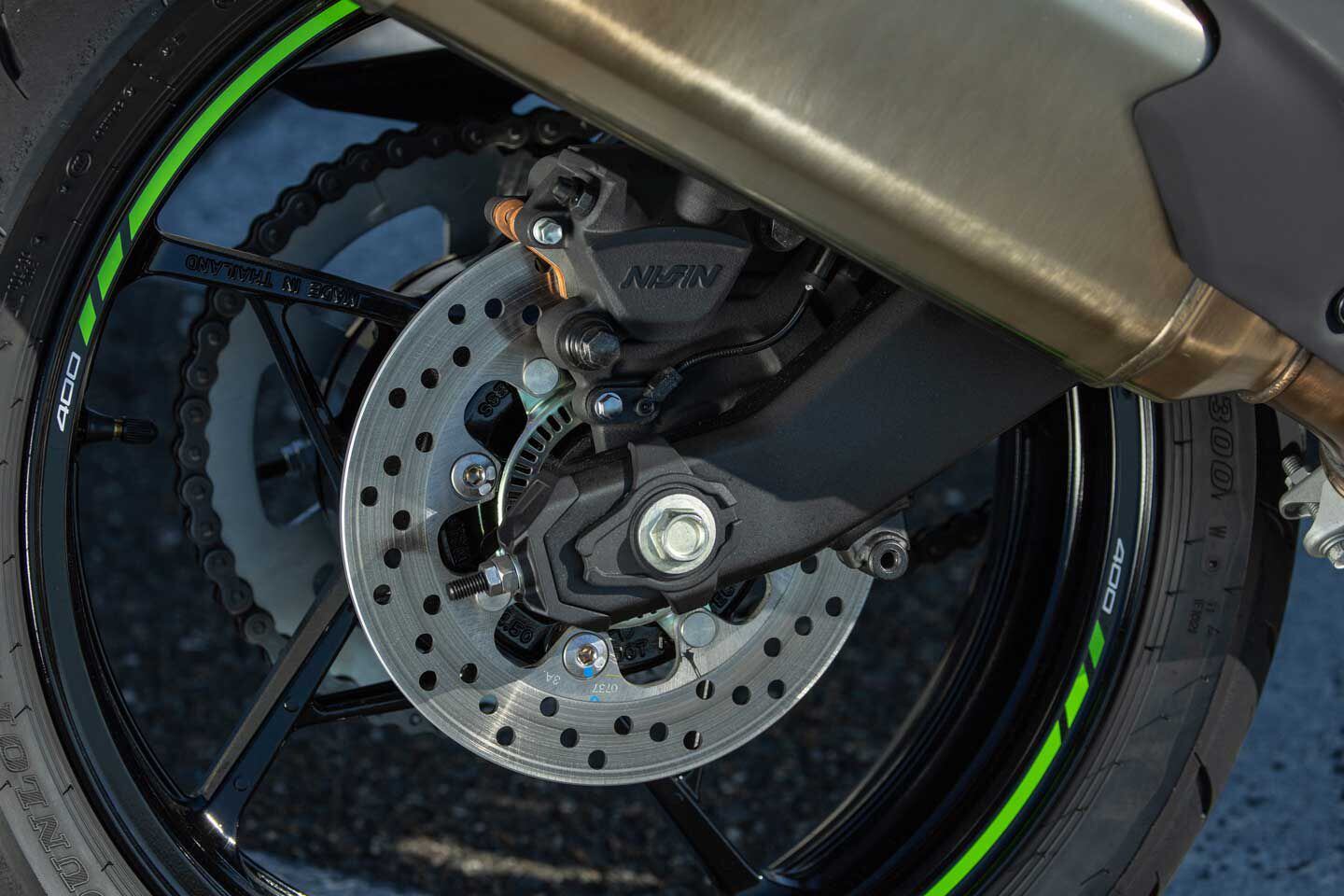 A single-piston Nissin caliper and 220mm disc handle braking at the rear.