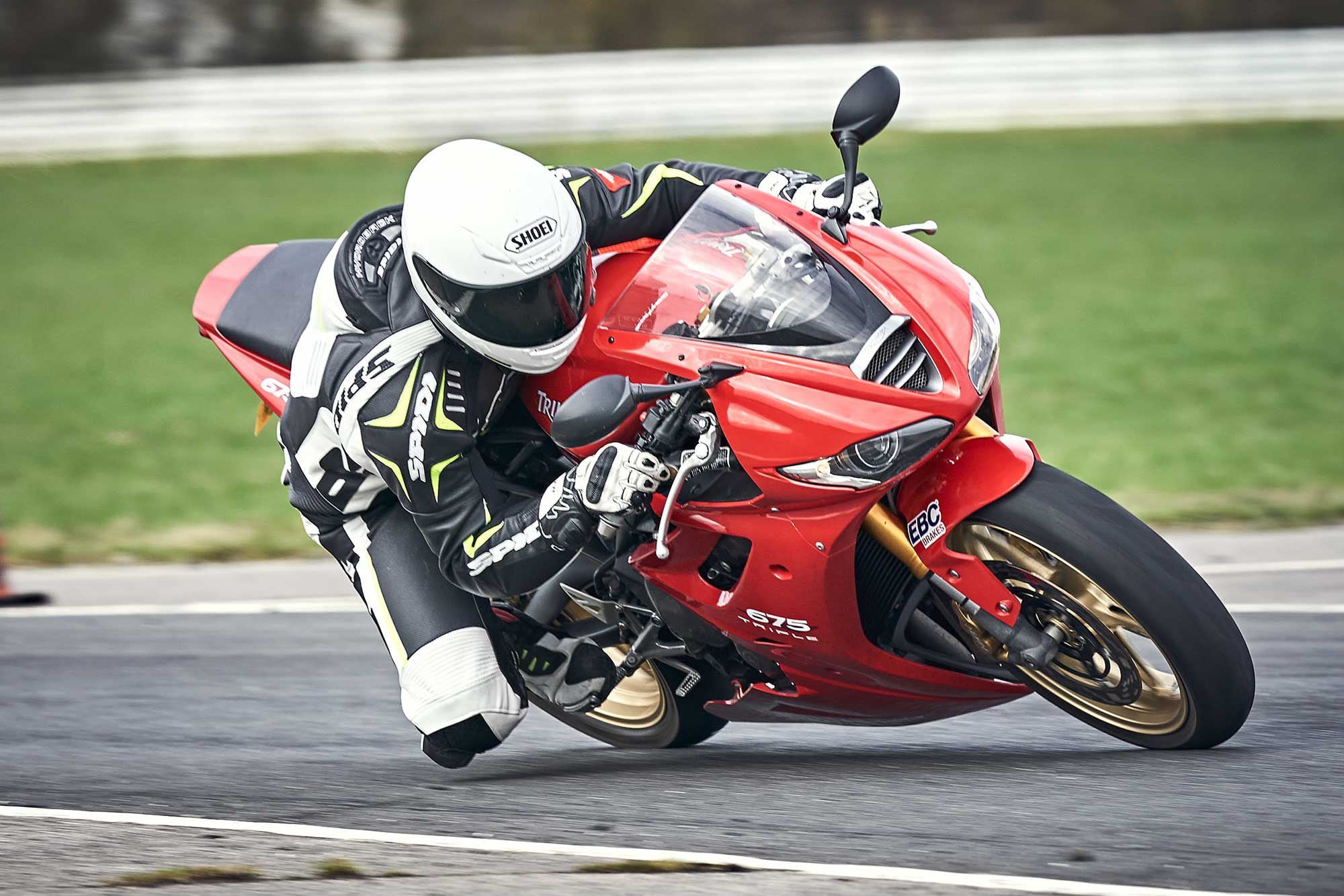 The rider connection to the Daytona 675’s throttle and brakes is raw and direct.