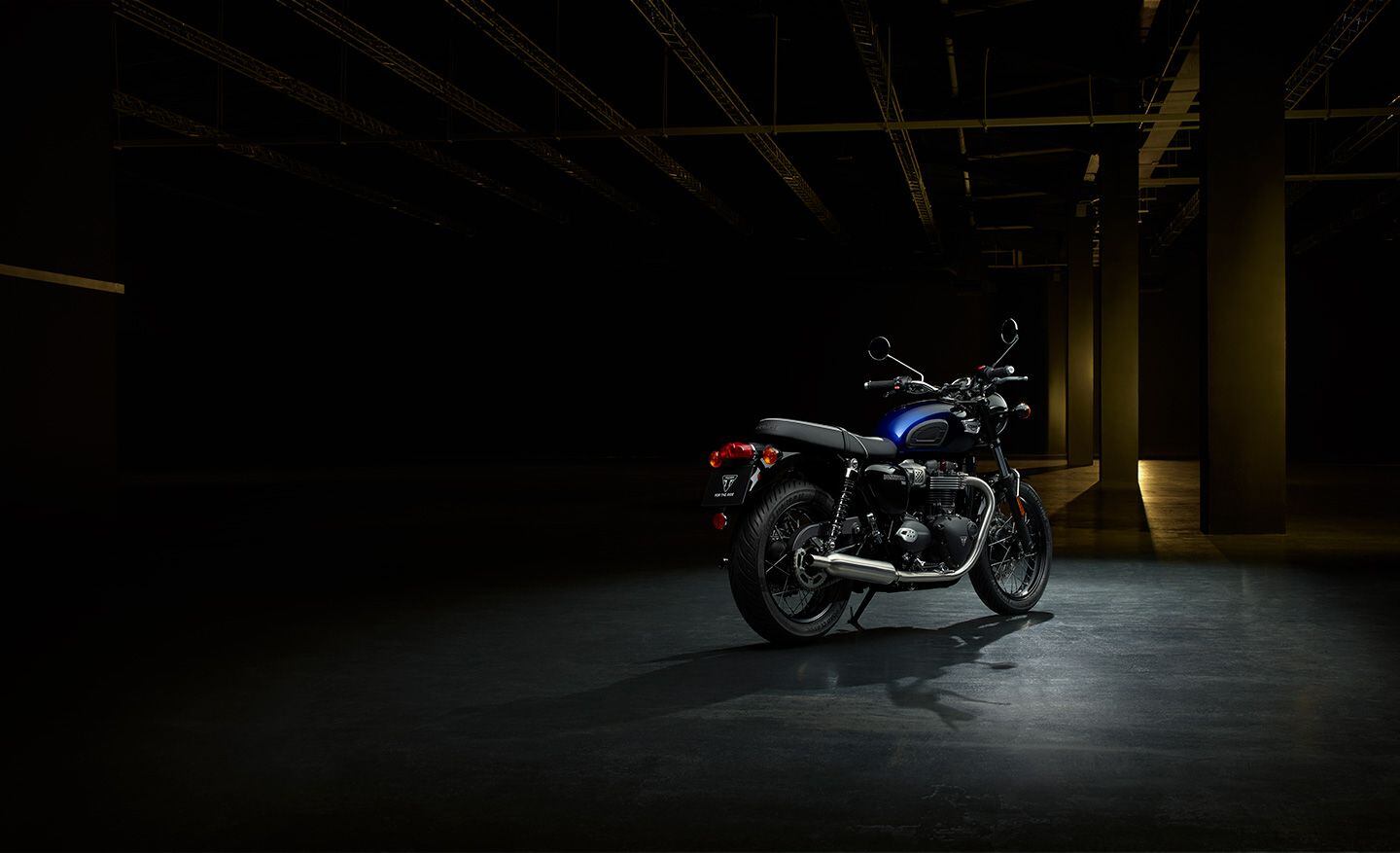 2024 Triumph Bonneville T100 in Blue Stealth.