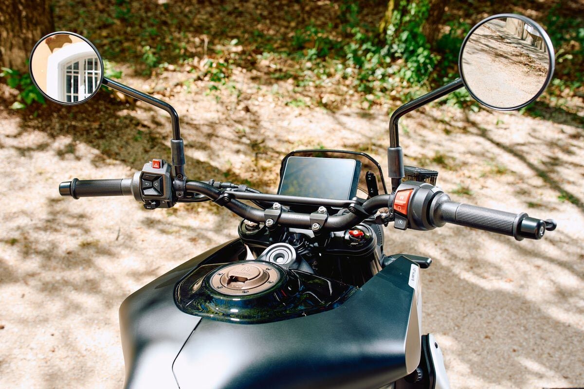 A view of the cockpit and the moto-style handlebar.