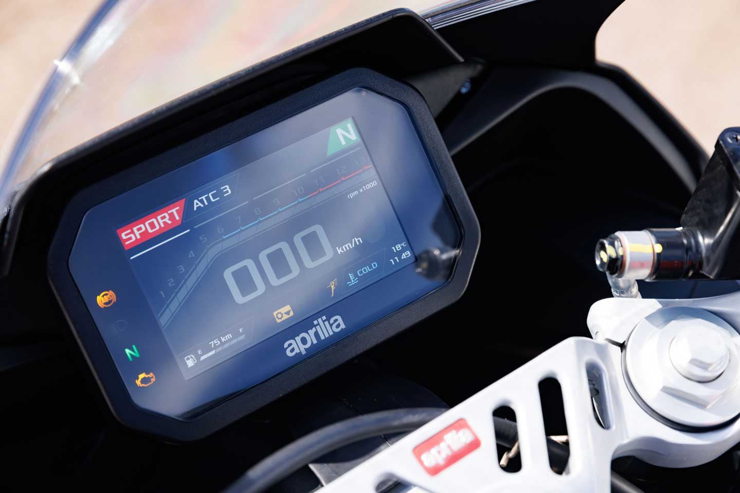 The Aprilia RS 457 comes equipped with a 5-inch TFT display with fonts and layouts similar to the RS 660 and RSV4.