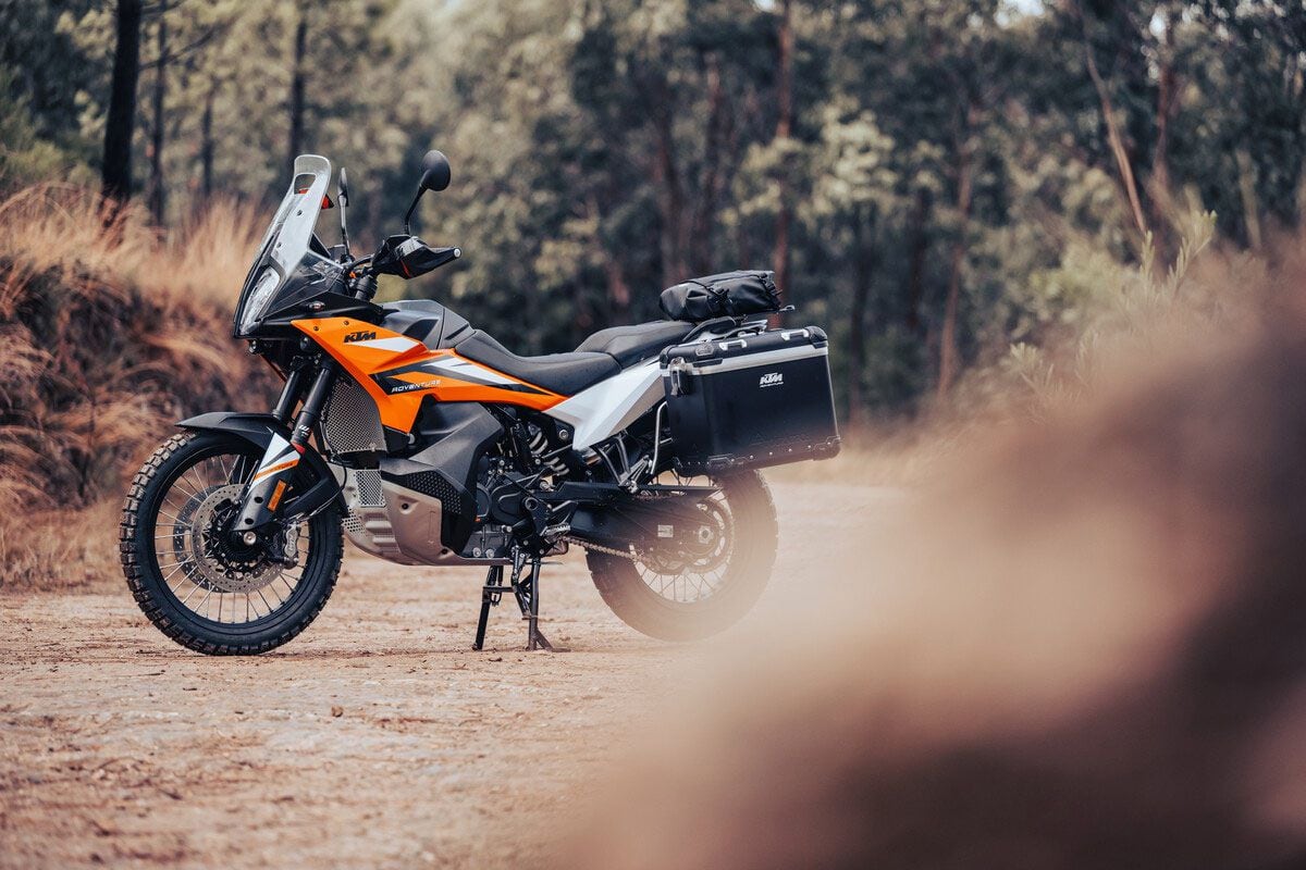 The plastics are color injected and use in-mold decals where possible for resistance, as seen on the KTM off-road bikes. Wider panels on the tank and side panels give the seat protection against unwanted scrapes.