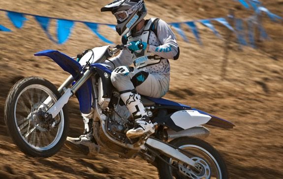 Nova Yamaha YZ450F 2010 com motor invertido!