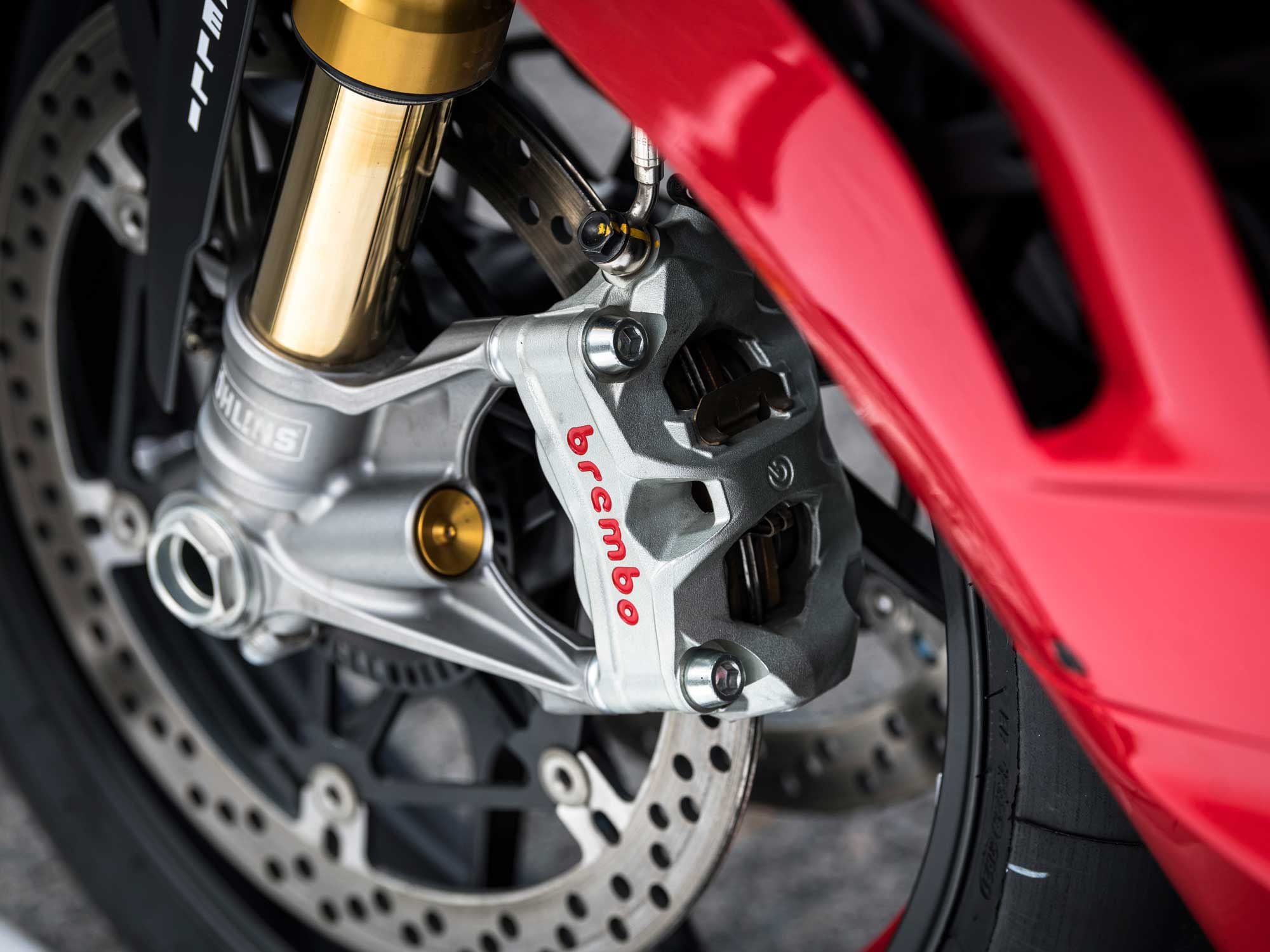 The Öhlins NPX gas-charged fork is a revelation, boosting the already very high handling prowess of the Panigale V4 S, especially during braking and corner entry.