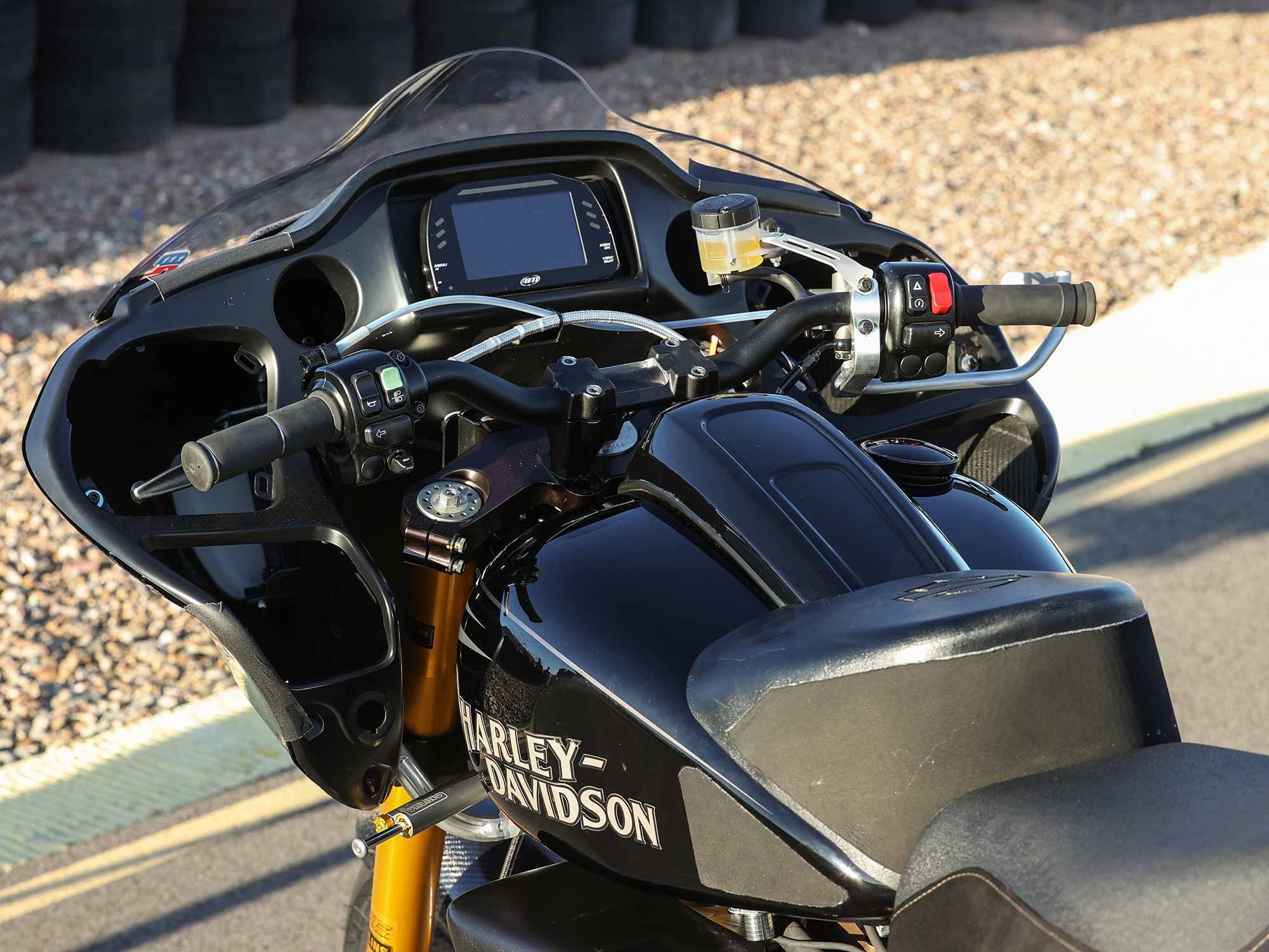 Harley-Davidson went to work creating a rider triangle closely resembling today’s traditional superbike albeit with a one-piece handlebar for maximum leverage. A 3D-printed tank pad adds a crucial contact point for Wyman.