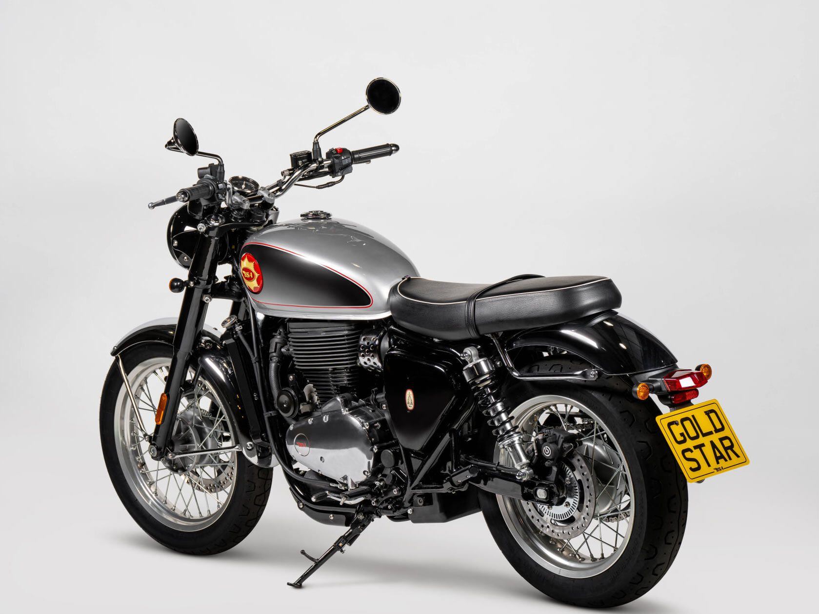 Single disc brake, twin rear shocks, and a wide flat bench seat are also par for the mid-capacity retro segment.