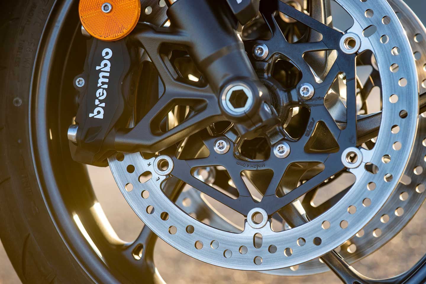 Brembo M4.32 calipers and 310mm discs are used on the R model.