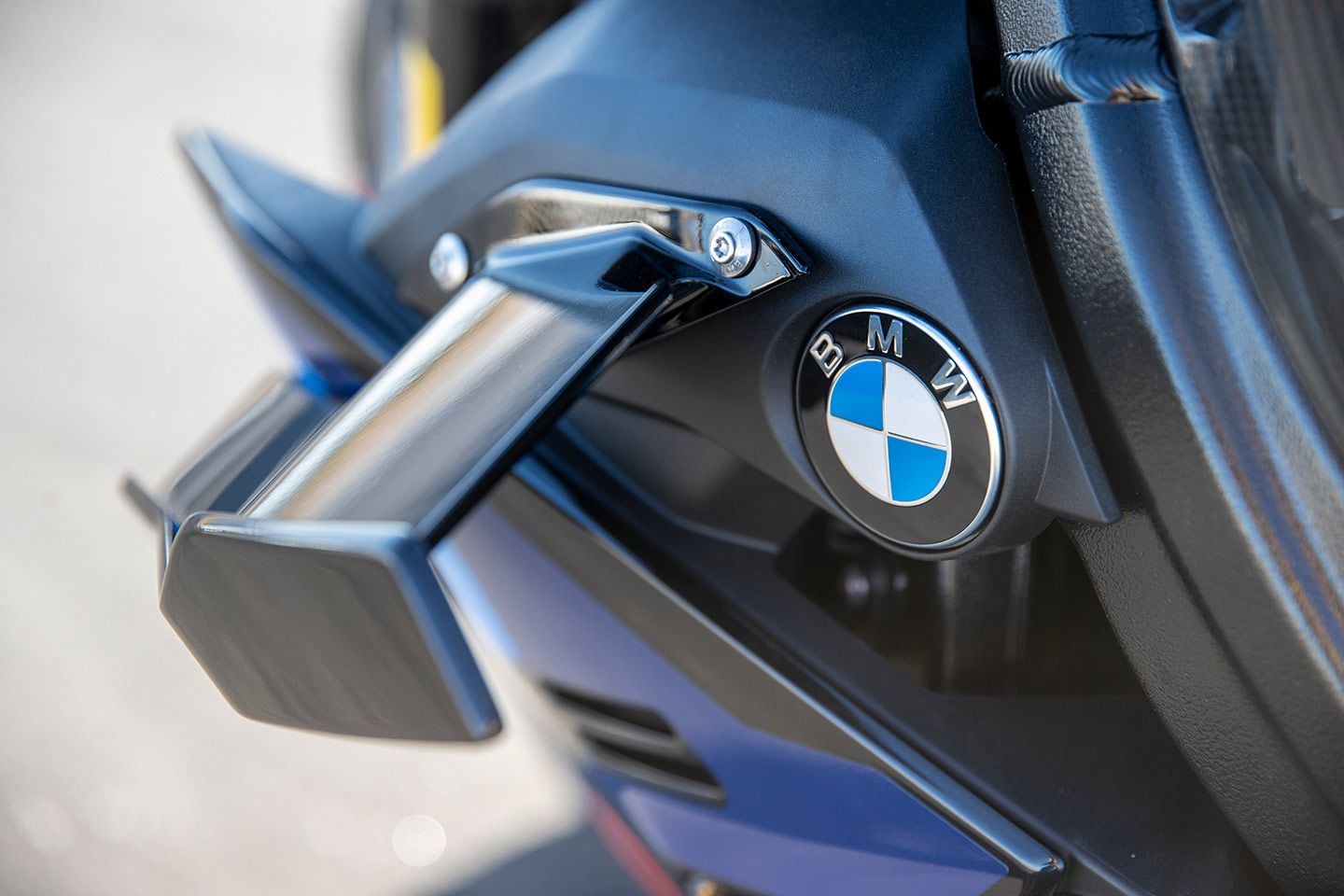 Winglets have found their way onto the M 1000 R. Which is the reason BMW hasn’t reduced the peak power of the R versus the RR donor bike.