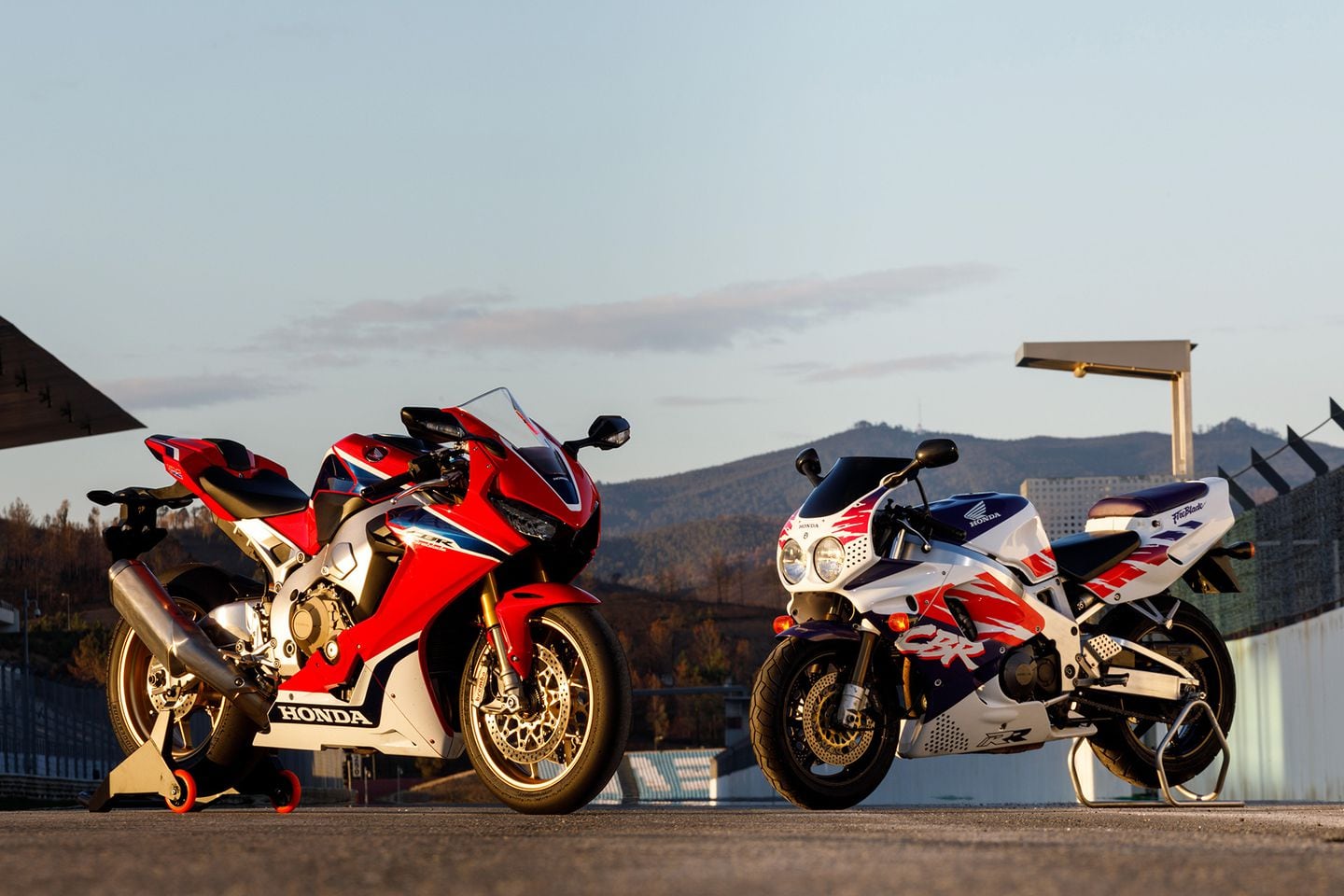 17 Honda Cbr1000rr Cbr1000rr Sp First Ride Review Cycle World