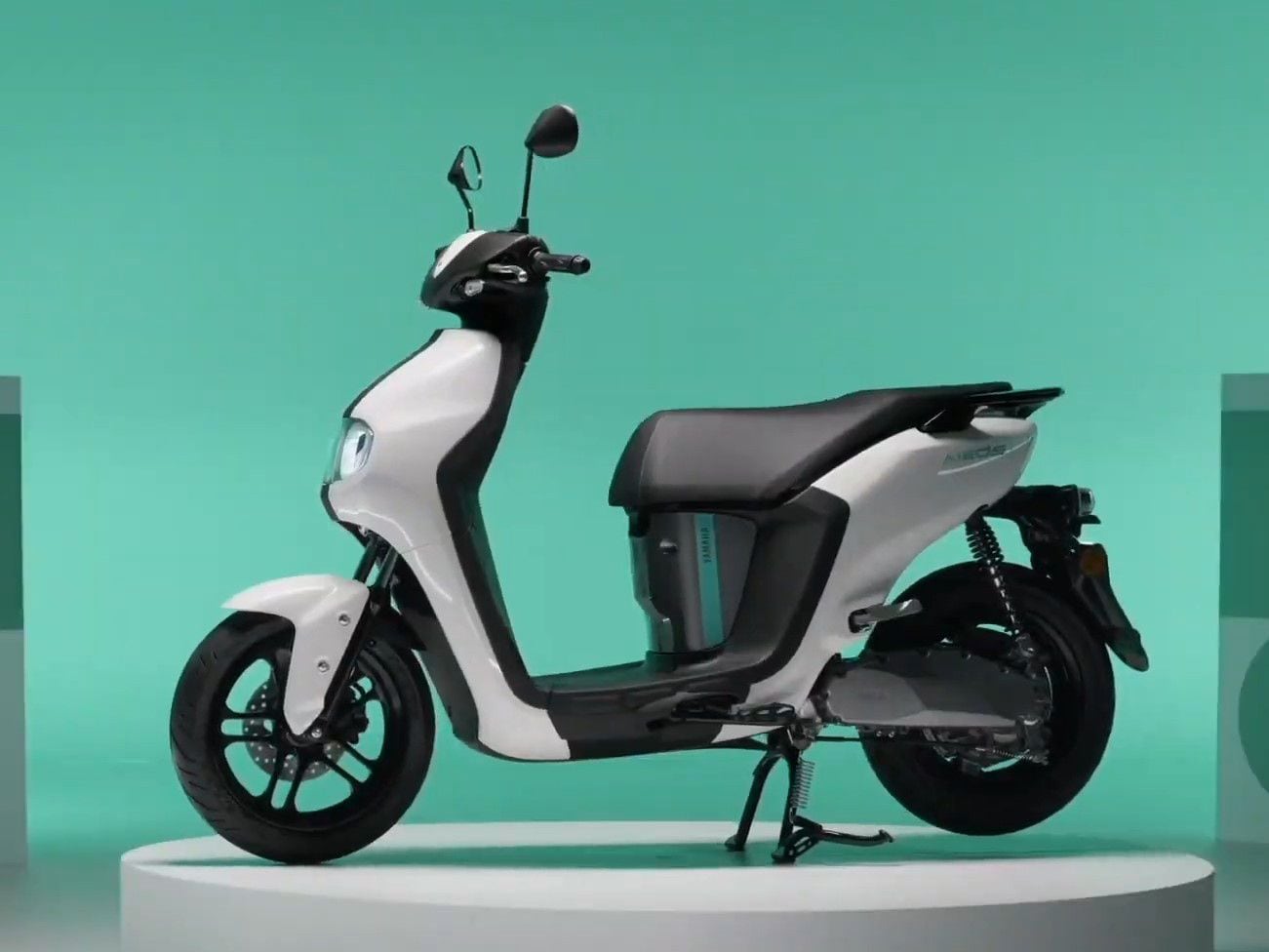 With the E01 not expected to be available for sale right away, Yamaha is instead pushing the smaller Neo’s electric scooter in Europe first. Pak power is 3 horses, with 38 pound-feet of torque to push 216 pounds.