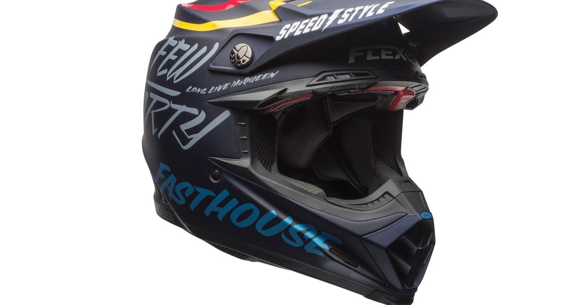 Bell Helmets 'Day In The Dirt' Moto9 Flex Cycle World