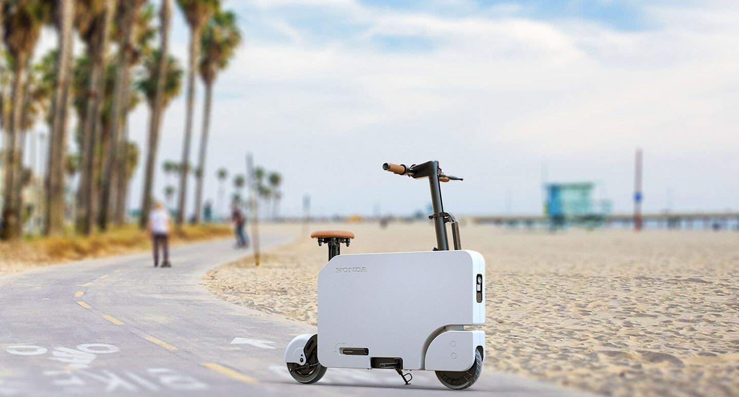 Carrying case turned urban explorer. Or beach cruiser, in this case. There’s no rule on how or where to use the Motocompacto.