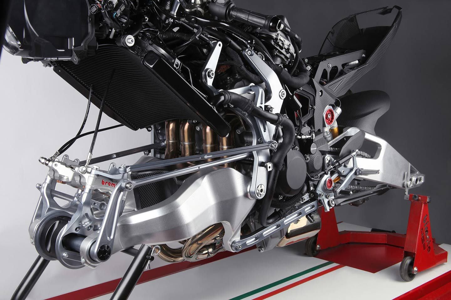 A look at the front suspension design without the knee-type link.