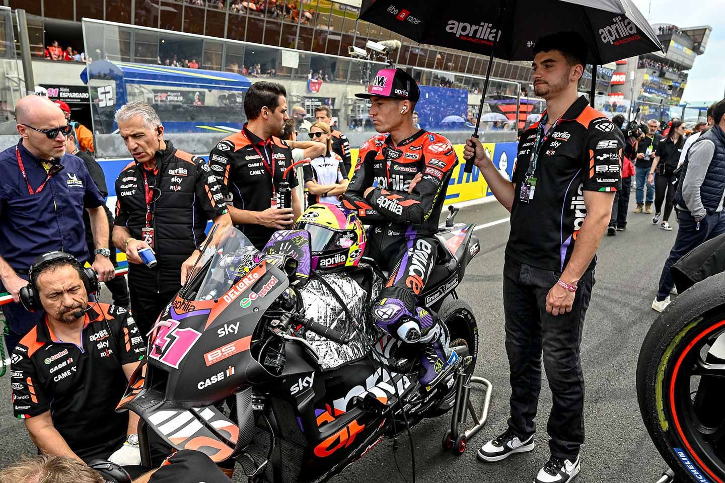 Aleix Espargaró is struggling with clutch engagement on starts.