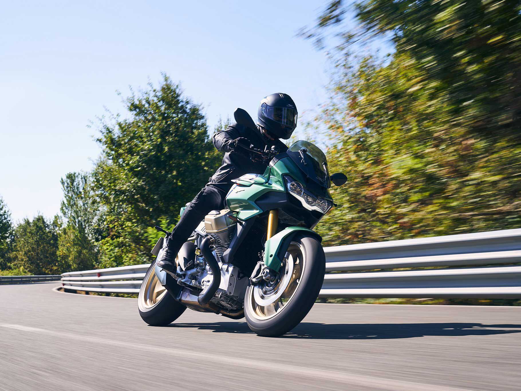 With its short wheelbase and long swingarm, the V100 Mandello promises up-to-date handling and a balance between nimbleness and long-distance comfort.
