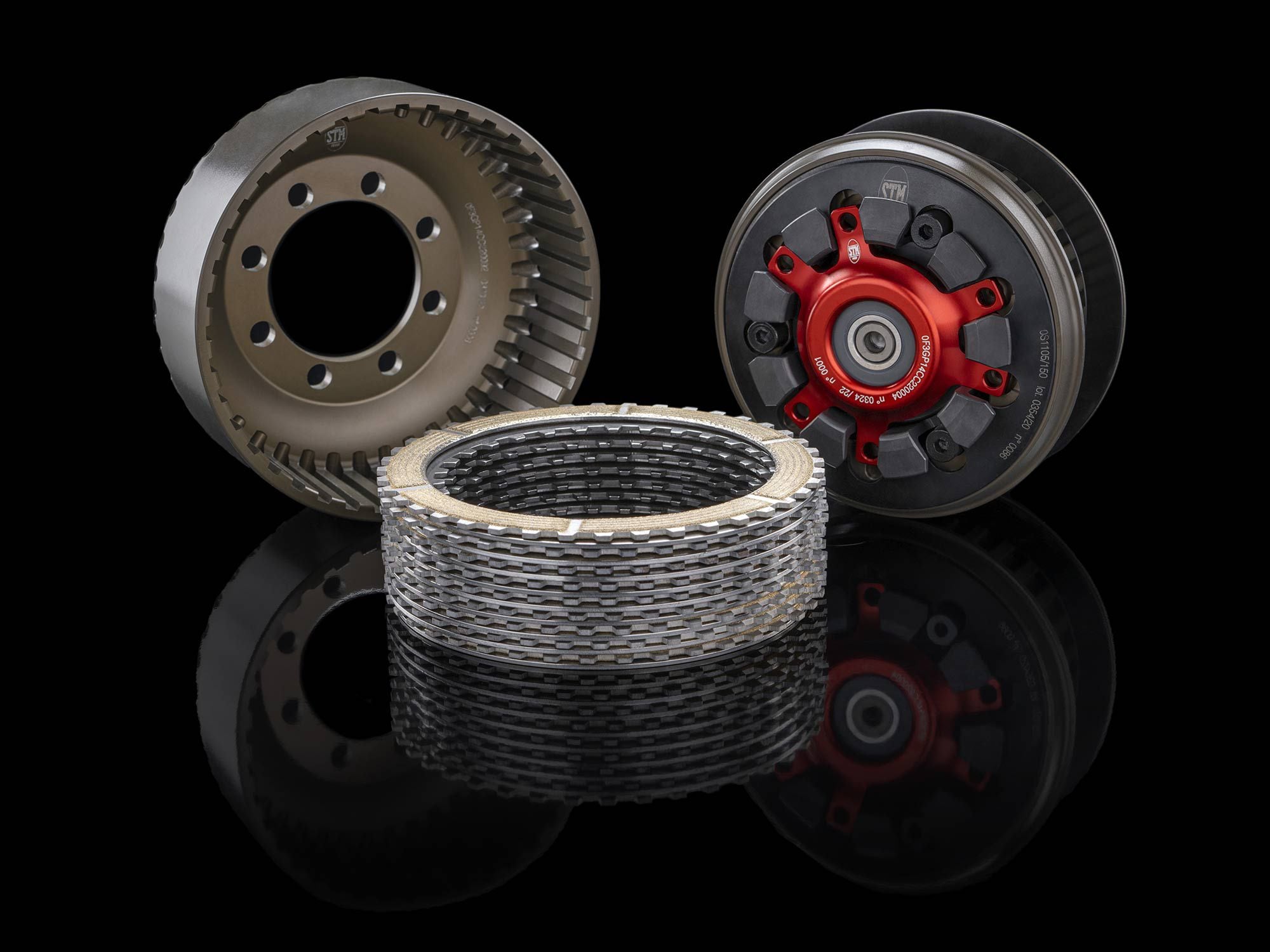 The new 800-gram dry clutch in a photo you can almost hear.