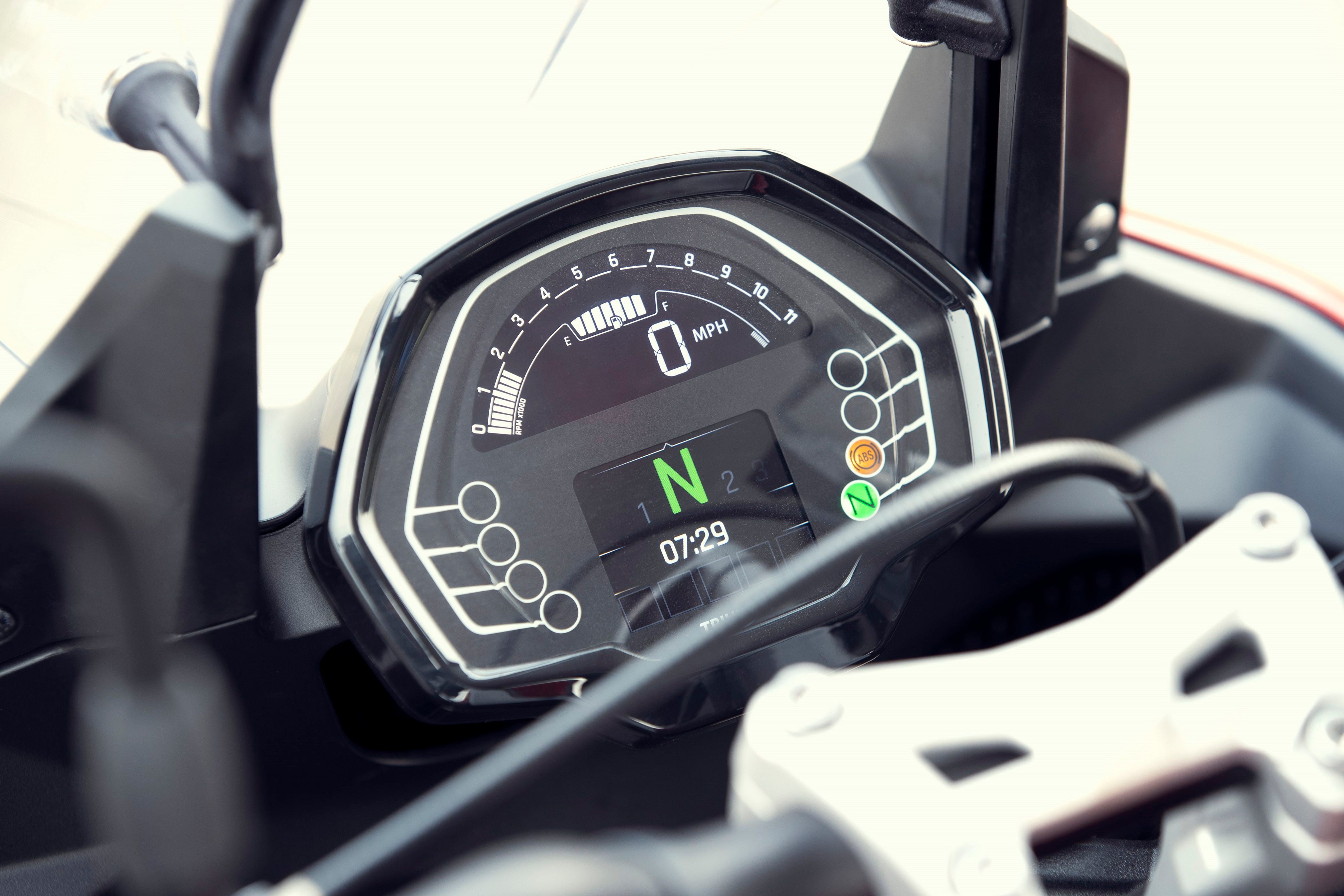 A single TFT gauge displays basic info and allows access to the two riding modes, Road and Rain. Traction control can be switched off deeper in the menu.