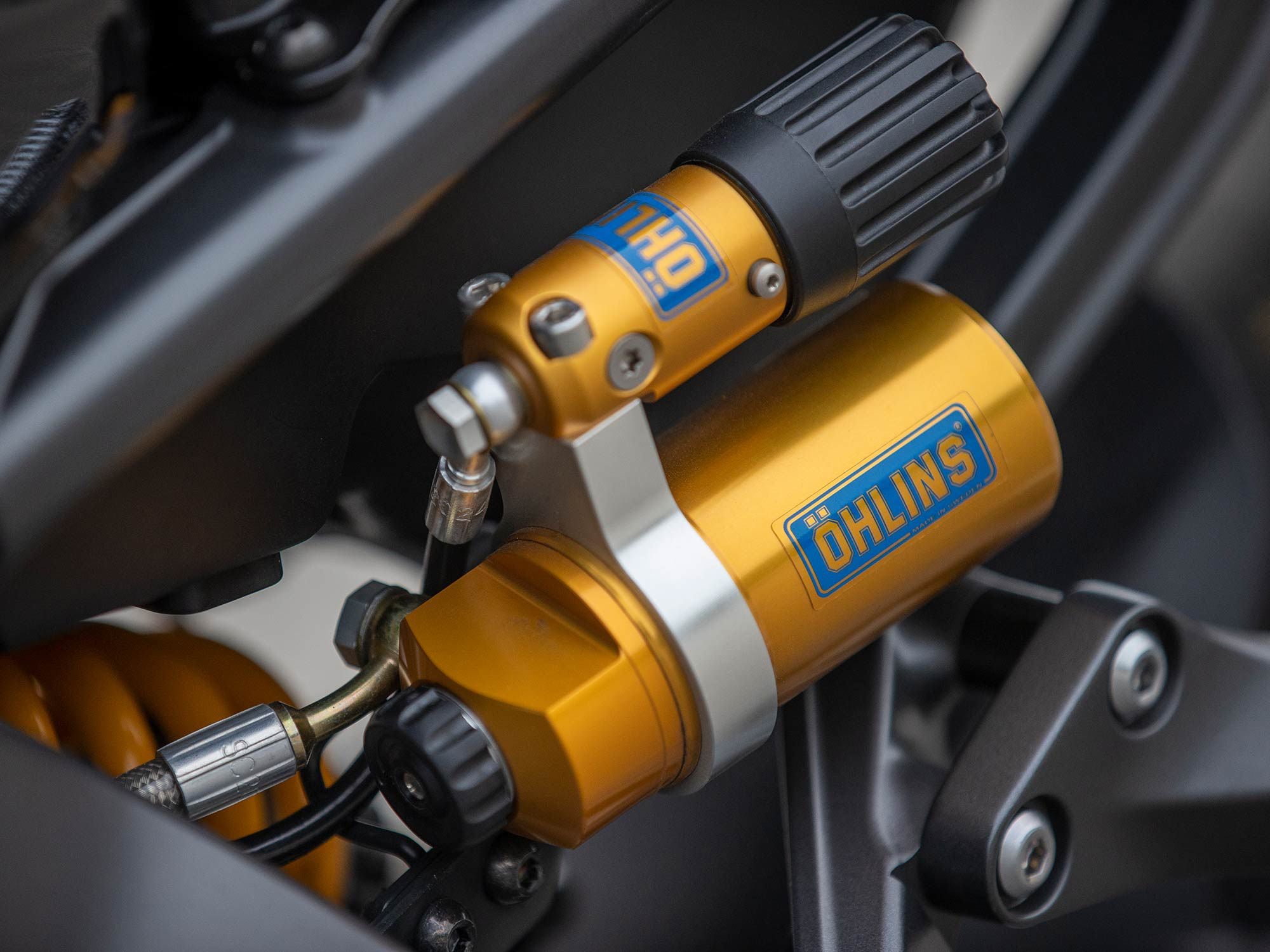 A fully adjustable Öhlins shock replaces the single-way-adjustable rear shock found on the standard MT-09.