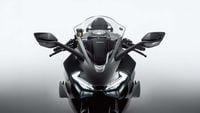 Fairing depan dilengkapi dengan lampu LED dan sayap tiruan.