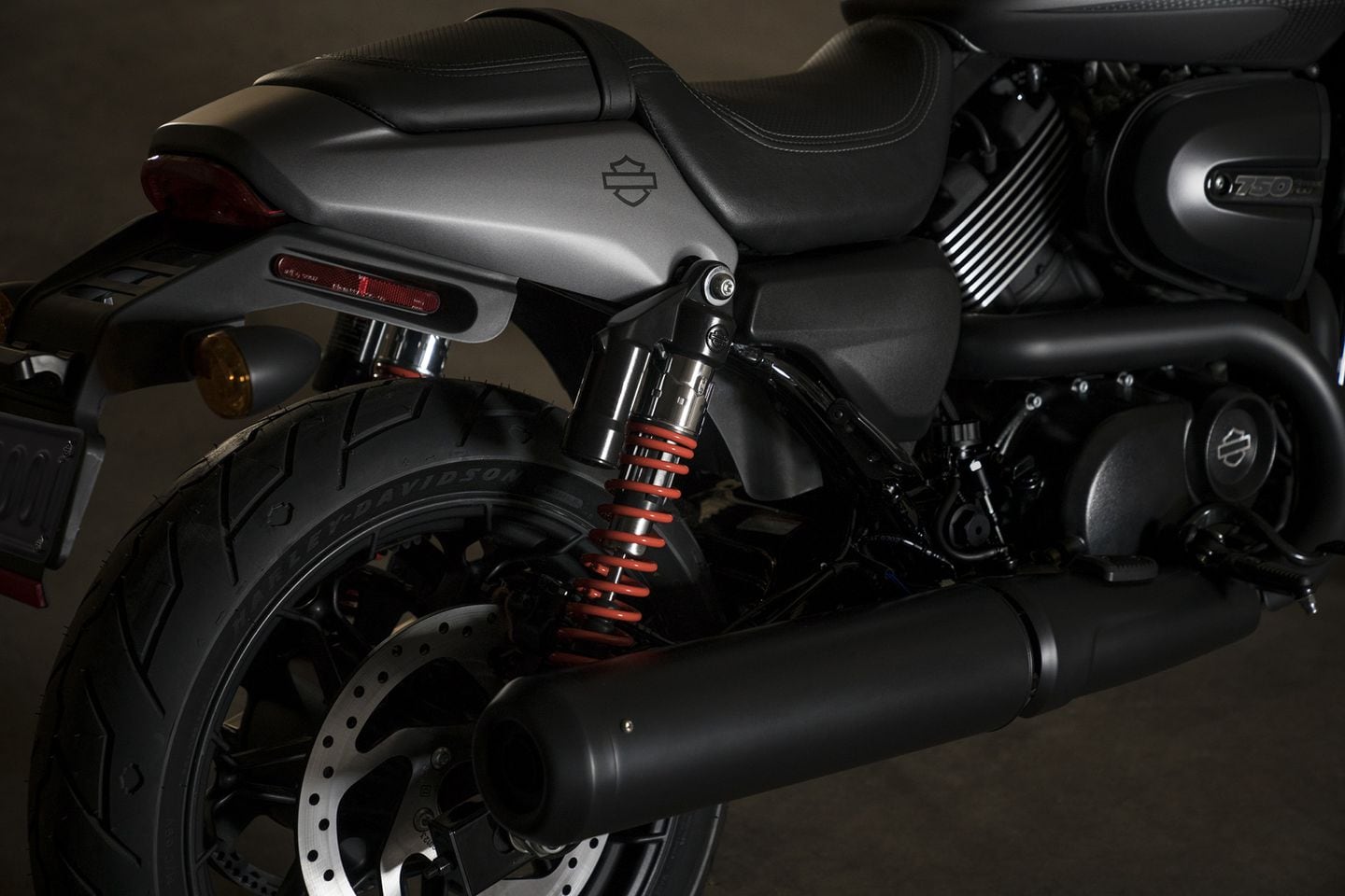 Street rod 750 sales seat height