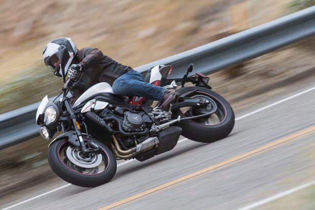 正式的 Kawasaki FZ-09 Yamaha vs R Triple Street Triumph vs Z900 バレエ