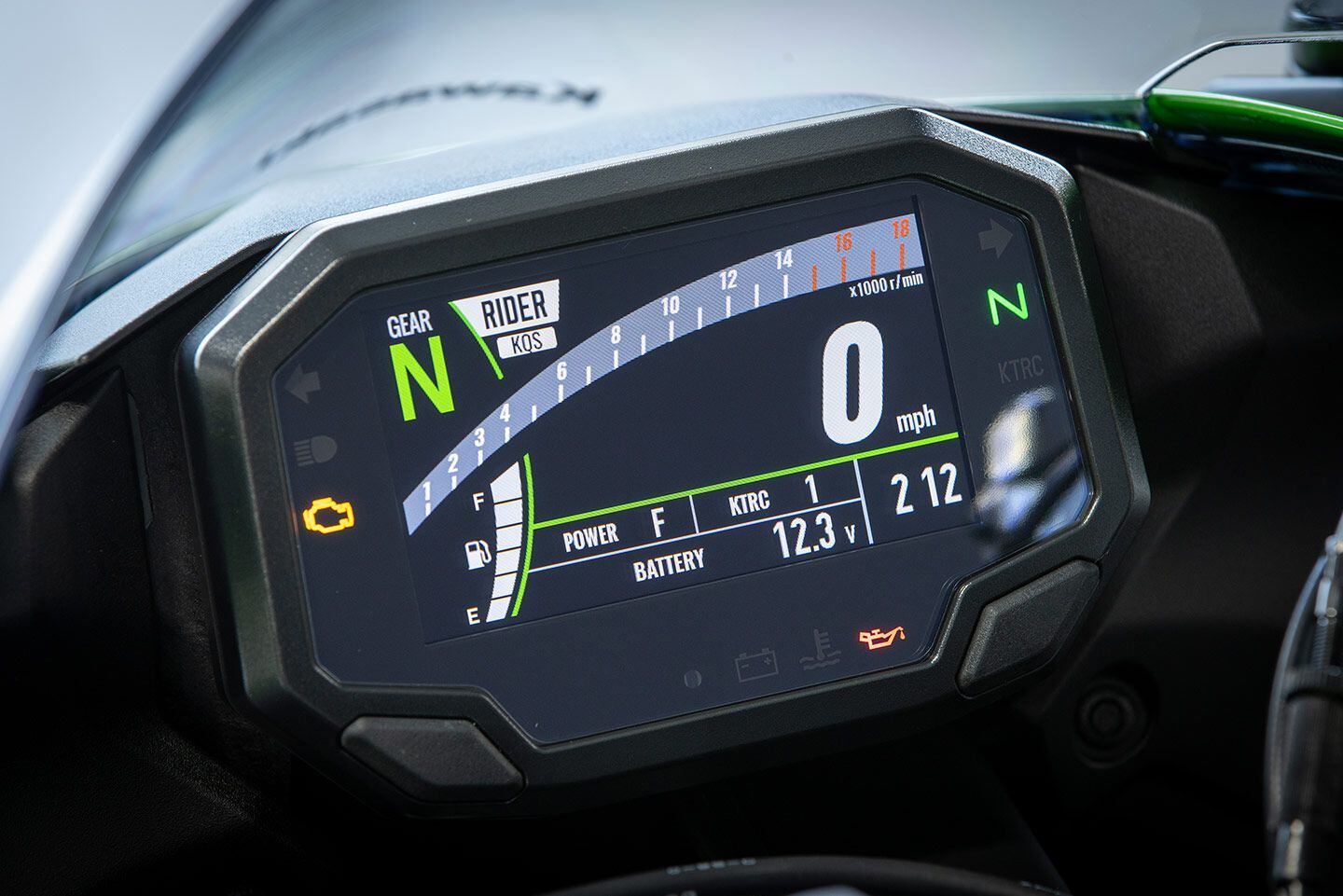 The 4.3-inch TFT display gives the ZX-6R a modern look with bright colors and bold fonts. Notice the Power and KTRC setting options, which can be adjusted only when in the (shown) Rider mode.