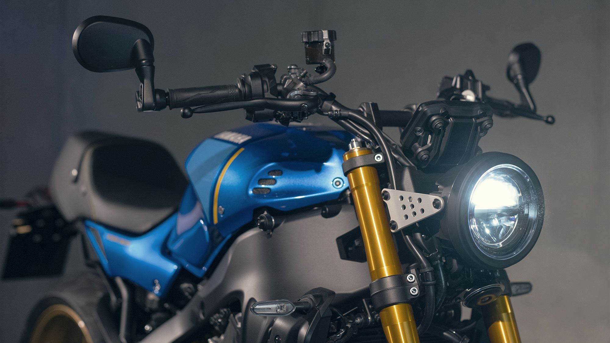 The MT-09’s KYB fork and Brembo brakes carry over on to the XSR, as do much of the electronic rider aids and a TFT color display.