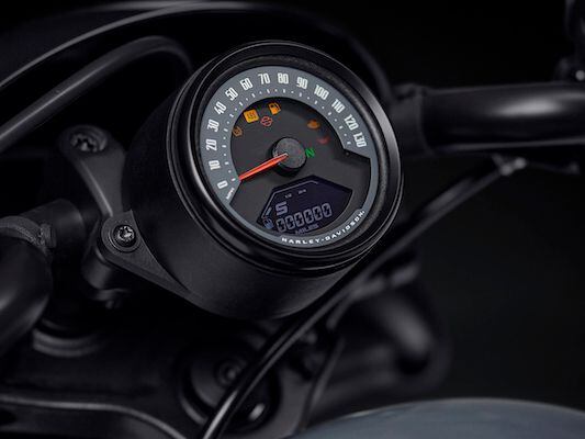 H-D’s Nightster gets an analog speedo featuring a multifunction LCD display mounted on the handlebar riser.