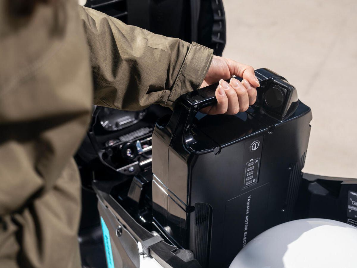 The Neo’s comes standard with one removable 19.2Ah battery under the seat, taking eight hours for a full charge and yielding a claimed range of just 23 miles.