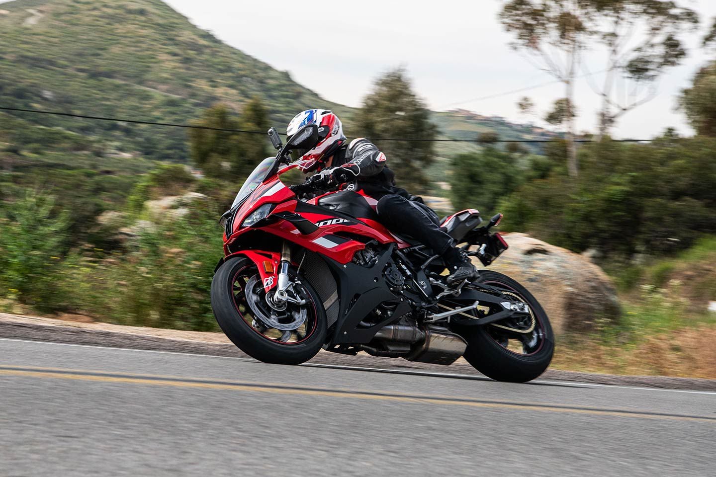 BMW’s wickedly potent S 1000 RR offers a proper test of tires. The S23 delivers with a combination of excellent grip, stability, and neutral handling.