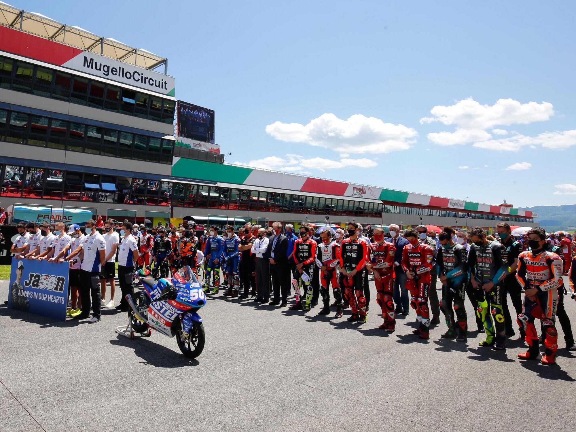 Moto3 Jason Dupasquier murió tras un accidente de clasificación, la familia MotoGP se tomó un momento de silencio antes de la carrera del domingo.