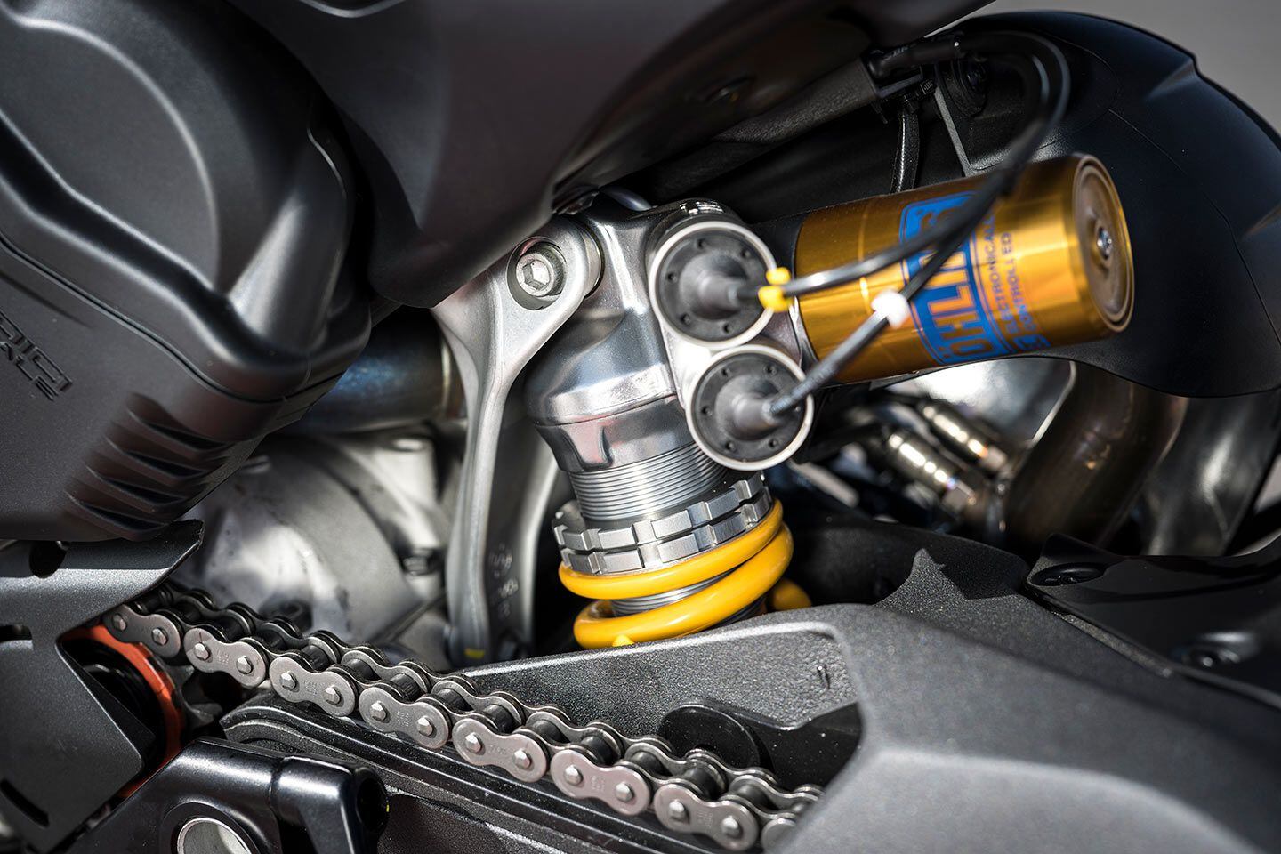 S models come with Öhlins event-based electronic suspension and an electronic steering damper. Damping is updated front and rear, while the suspension on the model V4 is unchanged.