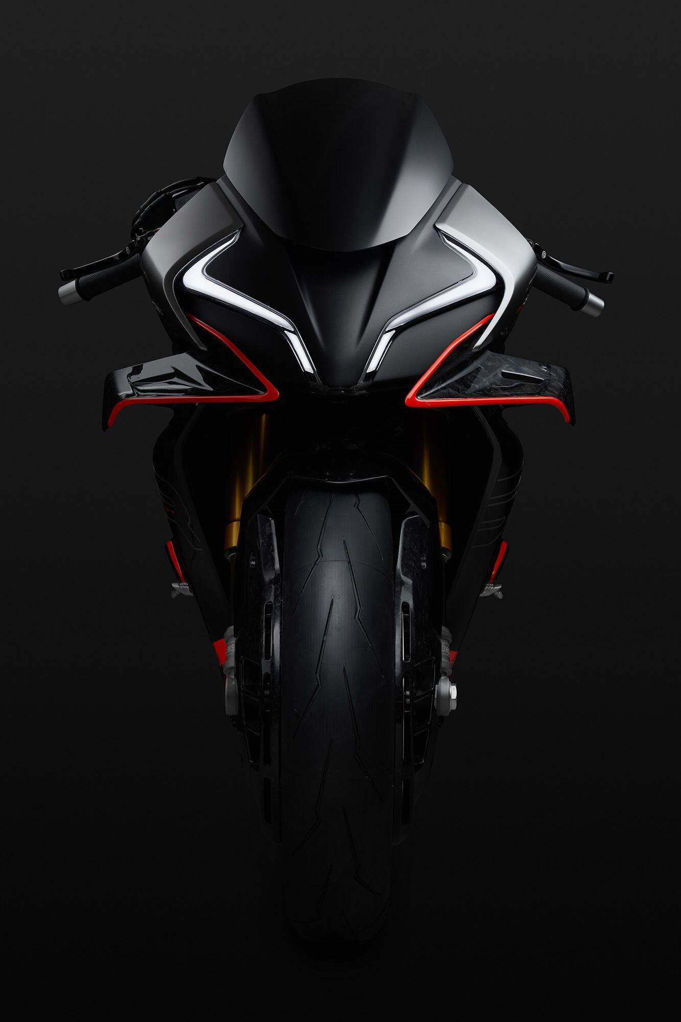 Slim lighting strips and extended wings give the design a visual lightness from the front.