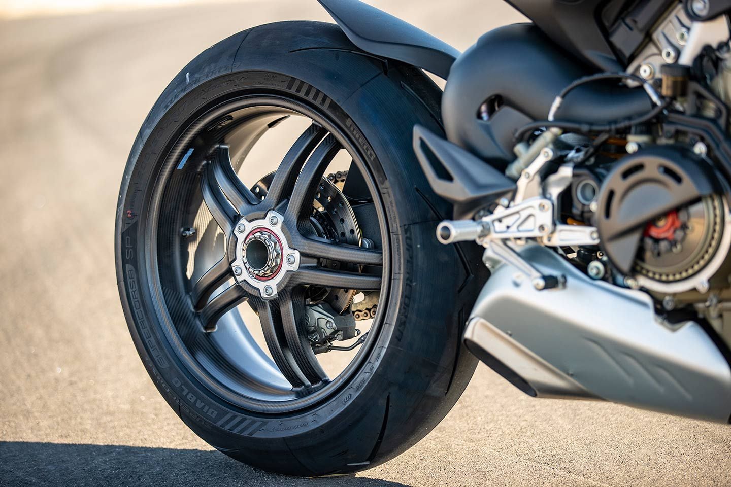 These beautiful carbon fiber wheels come standard on the SP2.