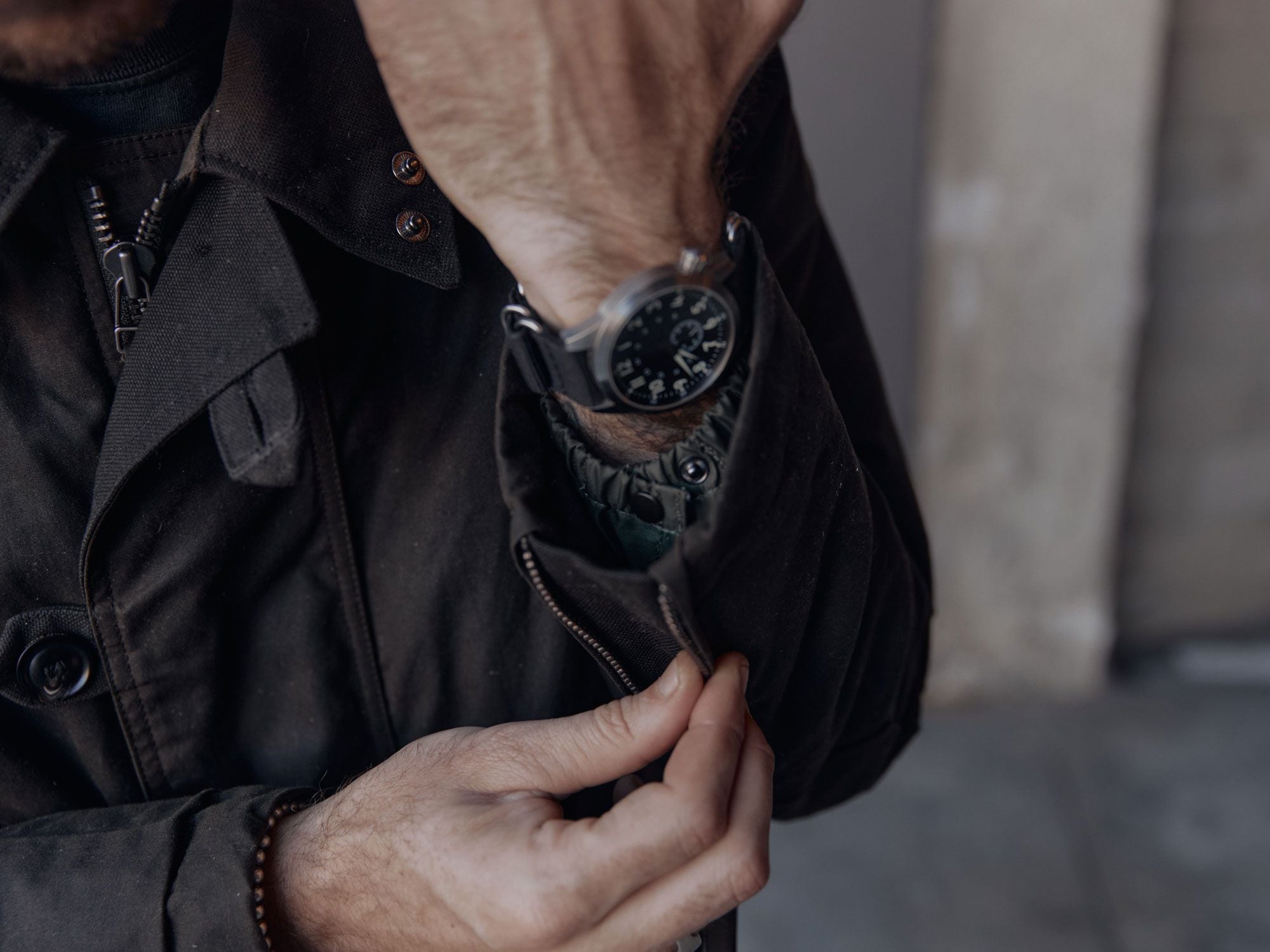 Adjustable storm cuffs provide added wind and rain protection.