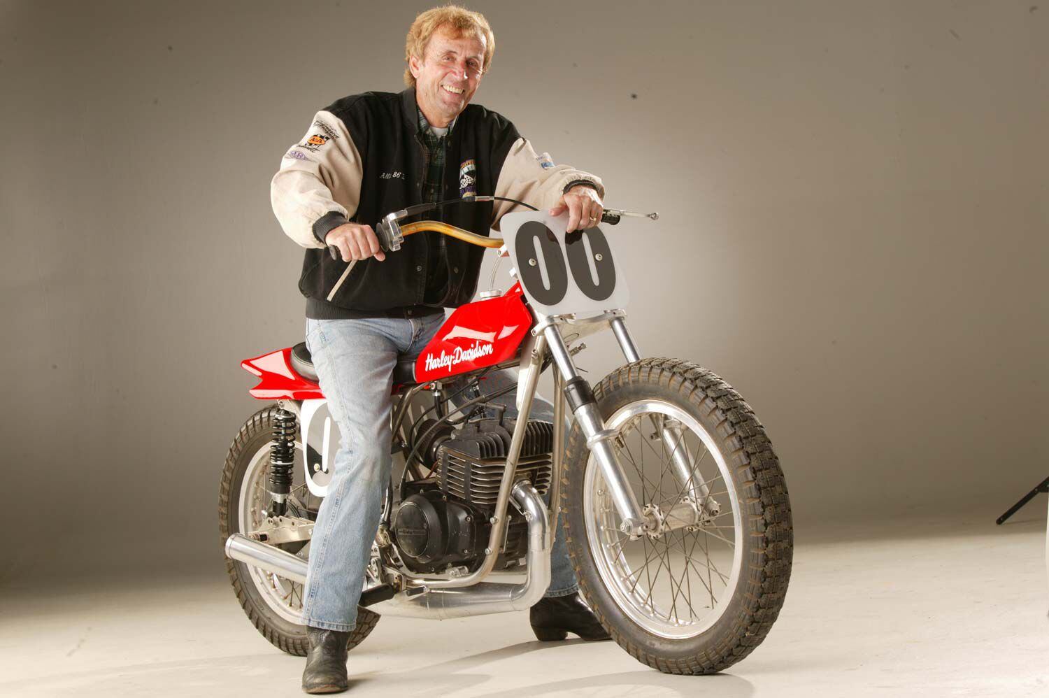 Allan Girdler en la recreación de su rastreador plano Harley-Davidson DT-250 construido desde cero en 2005, sobre el cual escribió, “… tenemos un corredor vintage competitivo que solo carece de pedigrí y cuesta tal vez el doble que nosotros habría gastado en una máquina completa y en funcionamiento.  A lo que uno solo puede responder, ¿qué divertido habría sido eso? 