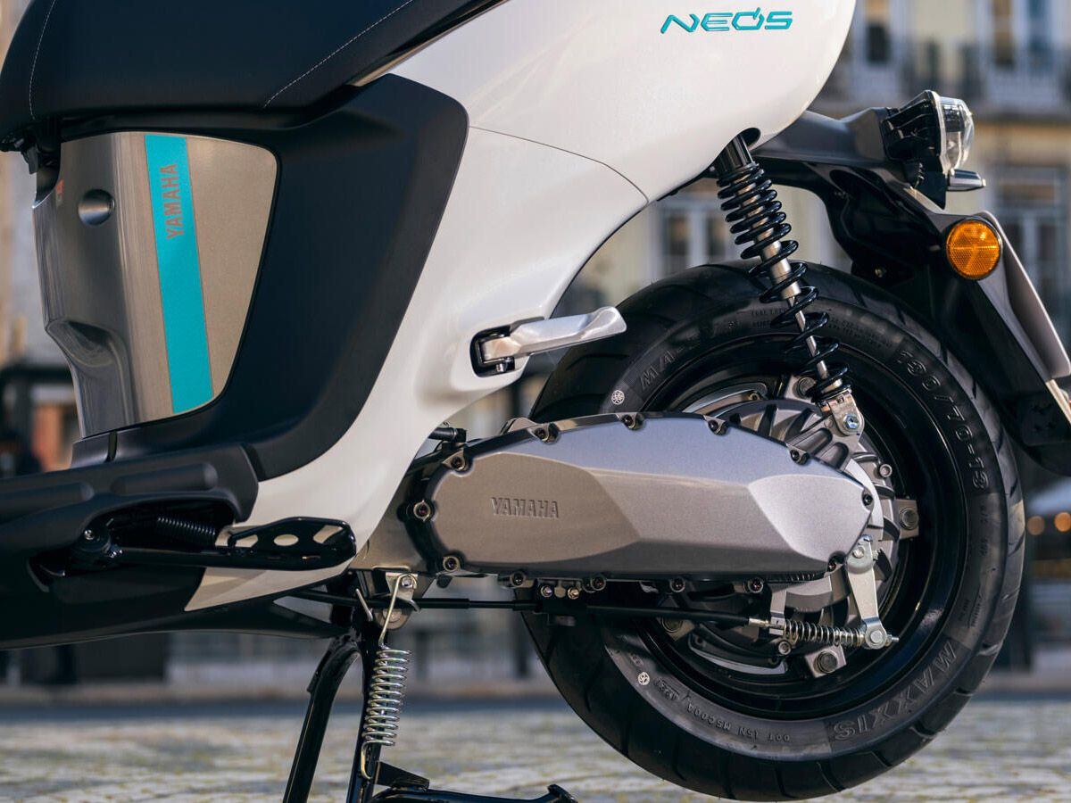 With the air-cooled electric motor in the hub and electronics tucked into the swingarm, there’s space under the seat for an additional battery or just more cargo.