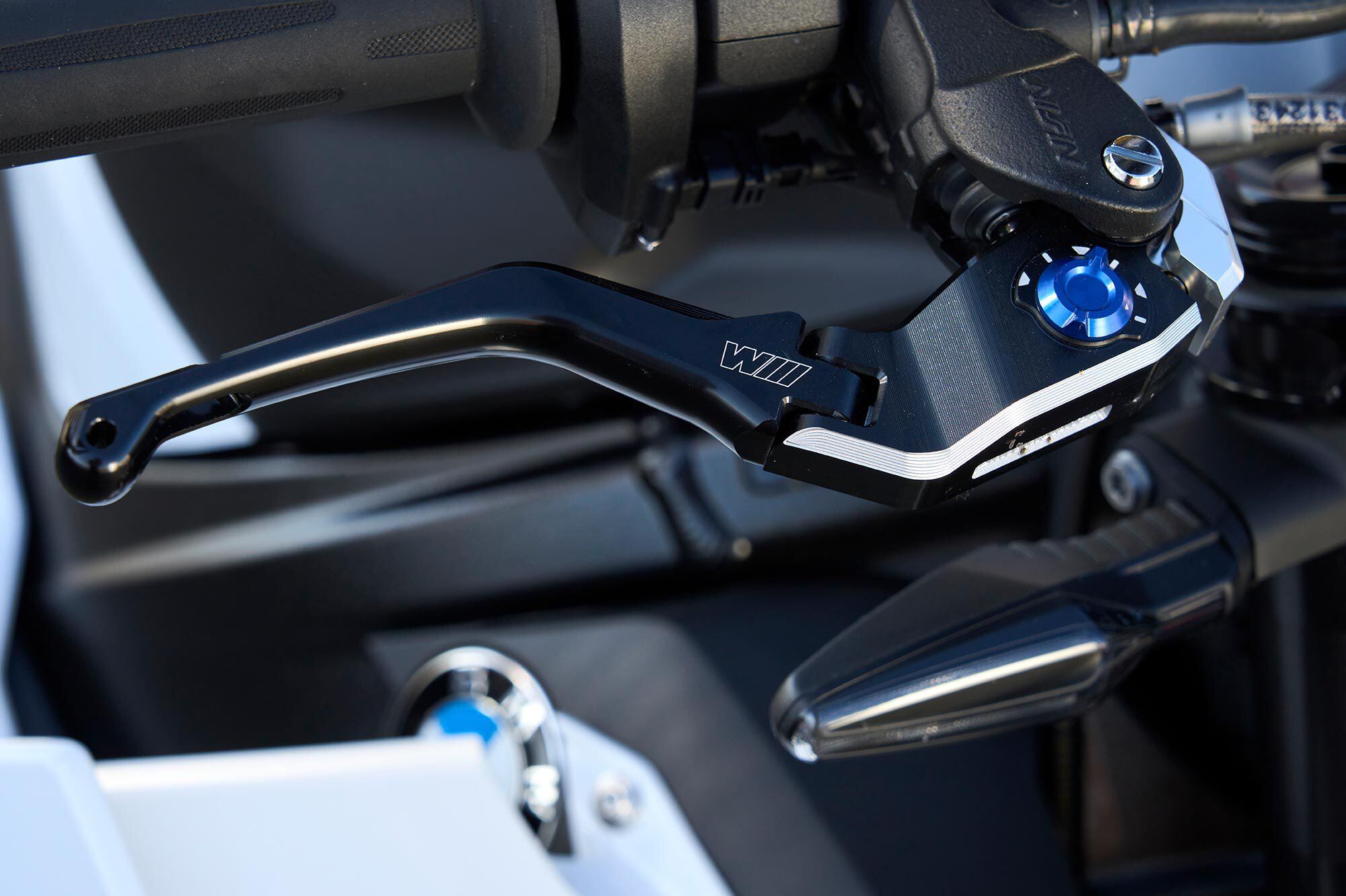 Standard on the M 1000 R are these beautiful billet aluminum pivoting levers.