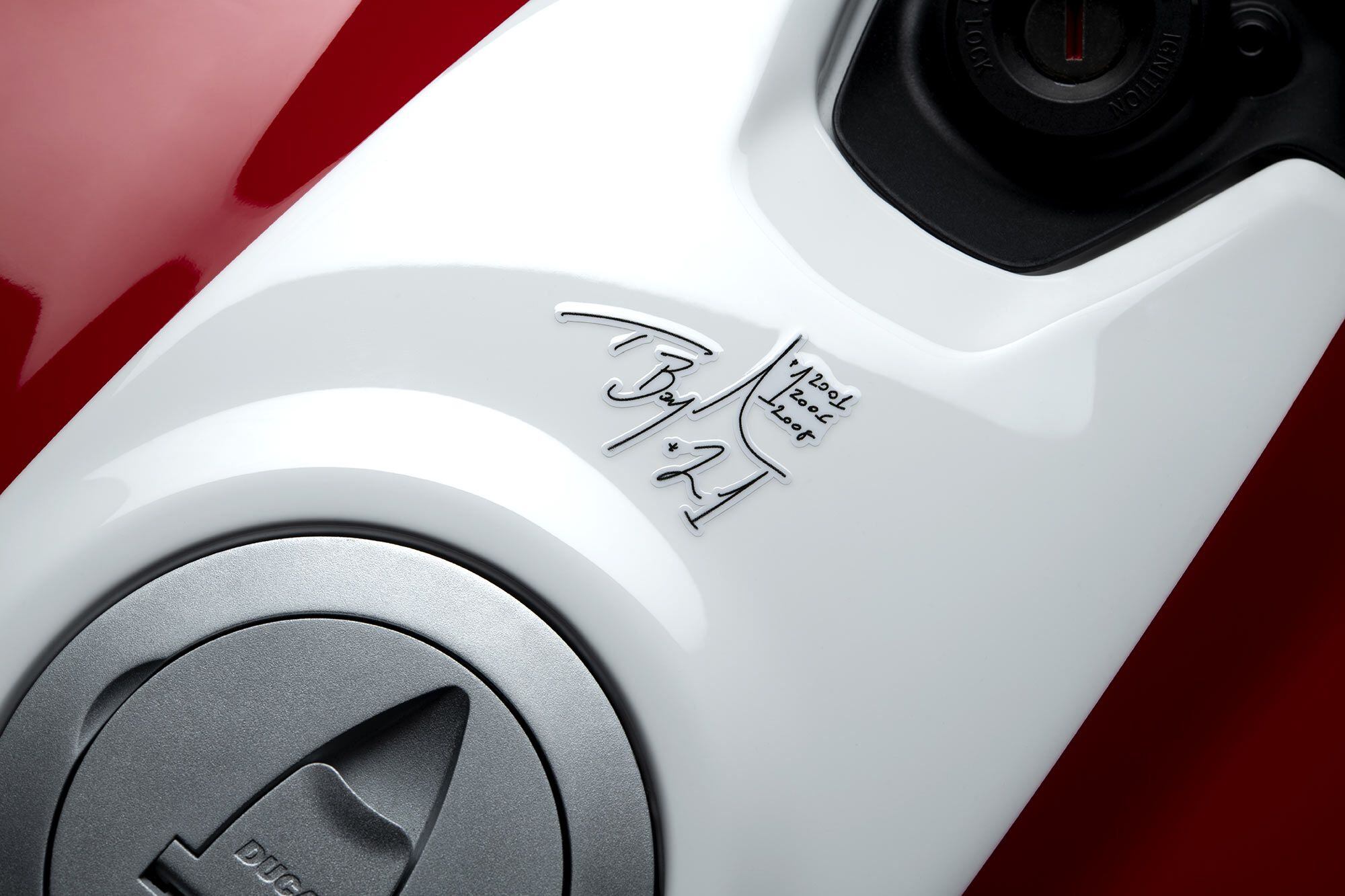 Bayliss 1st Championship 20th Anniversary Edition tank features Troy’s signature, his race number, and the years of his three World Superbike championships. Fit and finish is overall great for the Panigale V2, and the extra details on this limited model are just icing on the cake.