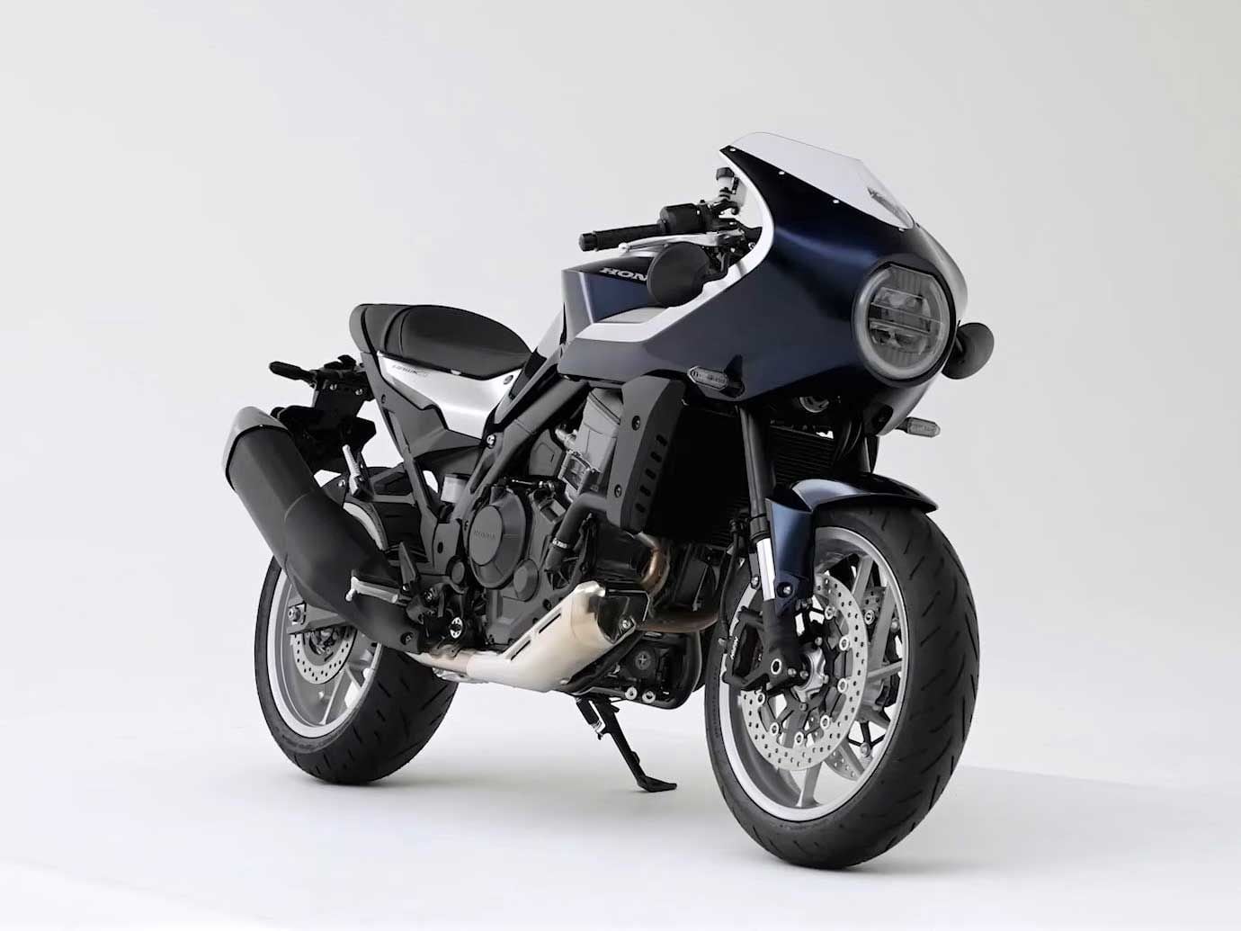 Bullet-nosed fairing, different ergos, and low-mounted mirrors signal a continuation of Honda’s Neo-Sports Café design theme.