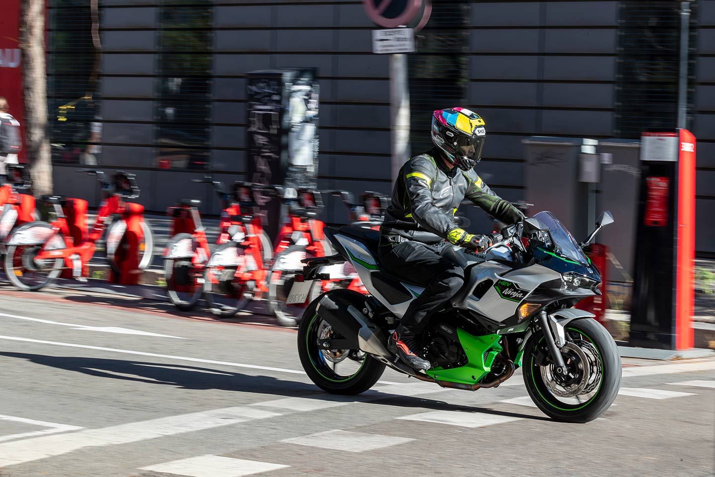 There are a lot of solutions for getting around town, especially in large city centers with vehicle regulations. Kawasaki thinks hybrids offer a unique alternative.