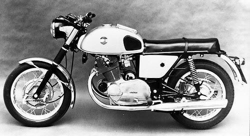 Laverda’s first big twin was the 750 GT. The styling was clearly influenced by Honda’s 305 twins. Note the lack of downtubes; the 750 used the engine as a stressed member.