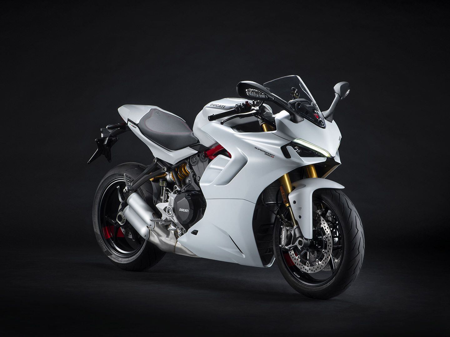 SuperSport S models add Öhlins suspension front and rear, and a passenger seat cover.