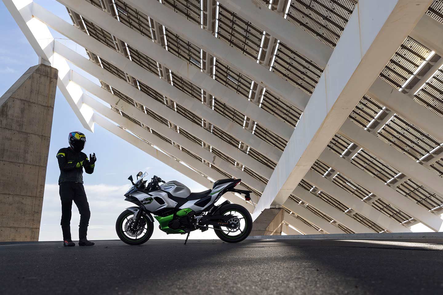 2024 Kawasaki Ninja 7 Hybrid gear bag.
