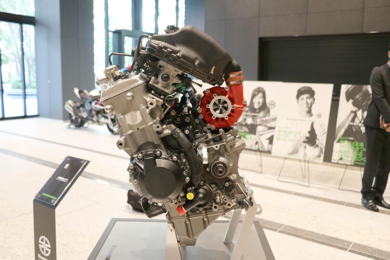 Kawasaki’s new prototype dual-injection gas powered engine will eventually lead to a hydrogen-fueled unit.